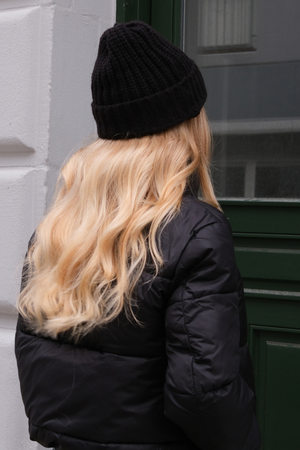 Beanie iomaireach - Dubh